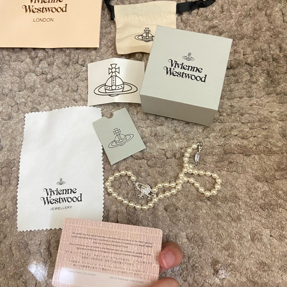 NIB Vivienne Westwood Pearl Necklace with Silver Orb - Picture 5 of 5